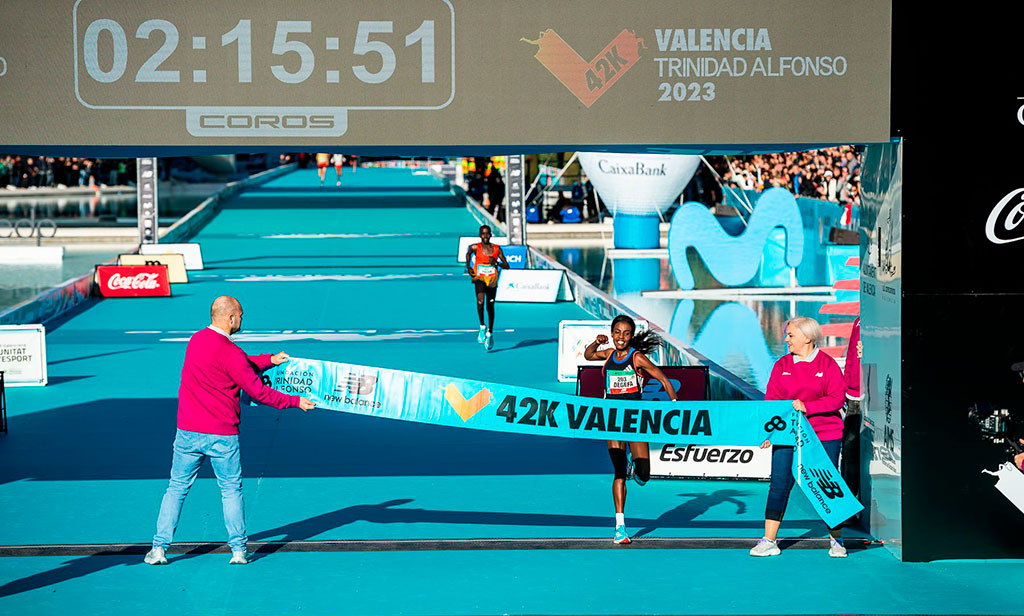 Sisay Lemma y Worknesh Degefa establecen nuevos récords en el Maratón de Valencia