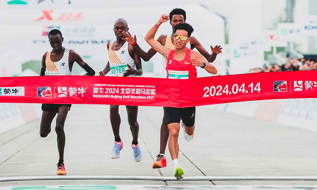 Escándalo en el Medio Maratón de Pekín: Atletas africanos dejan ganar a estrella china