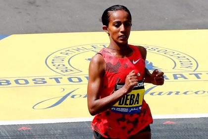 Fanático paga a ganadora de Maratón de Boston después de que los organizadores todavía no lo hacen