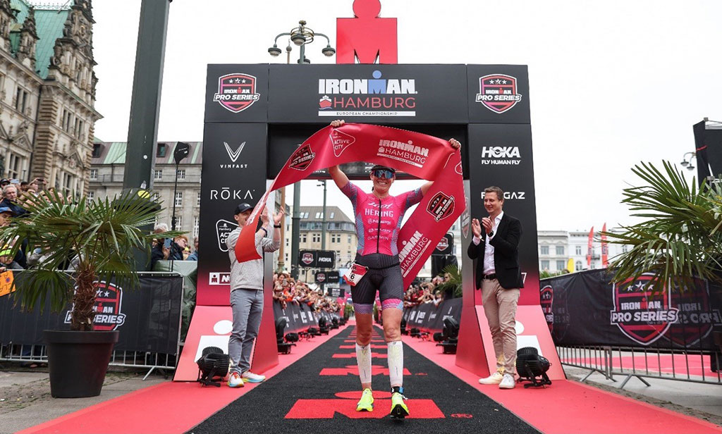 Jackie Hering se corona en el IRONMAN de Hamburgo 2024