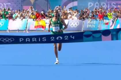 Tamirat Tola rompe la hegemonía keniana y gana el Maratón Olímpico en París