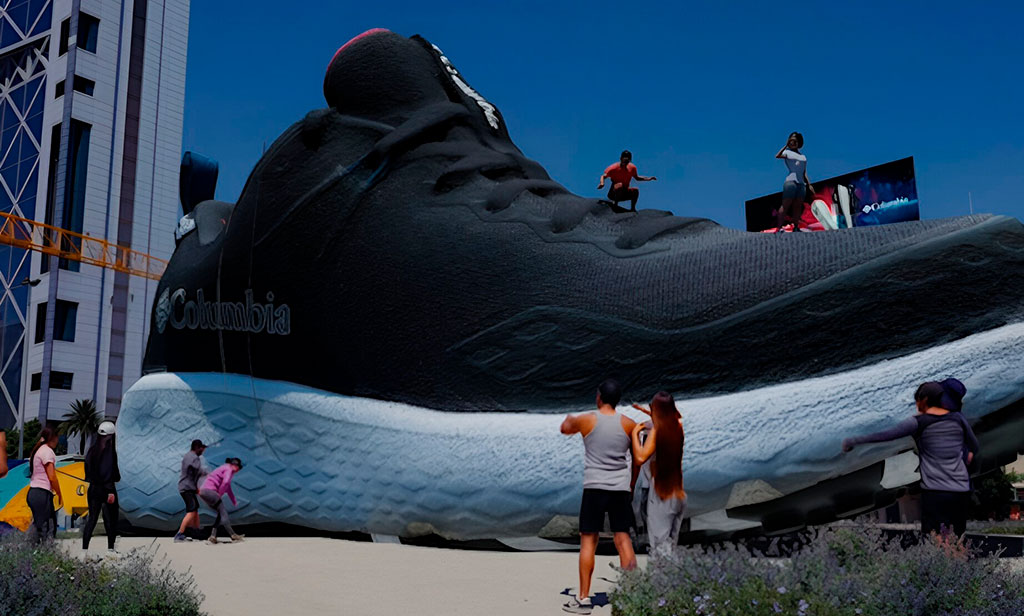 Columbia sorprende a Santiago con una zapatilla gigante